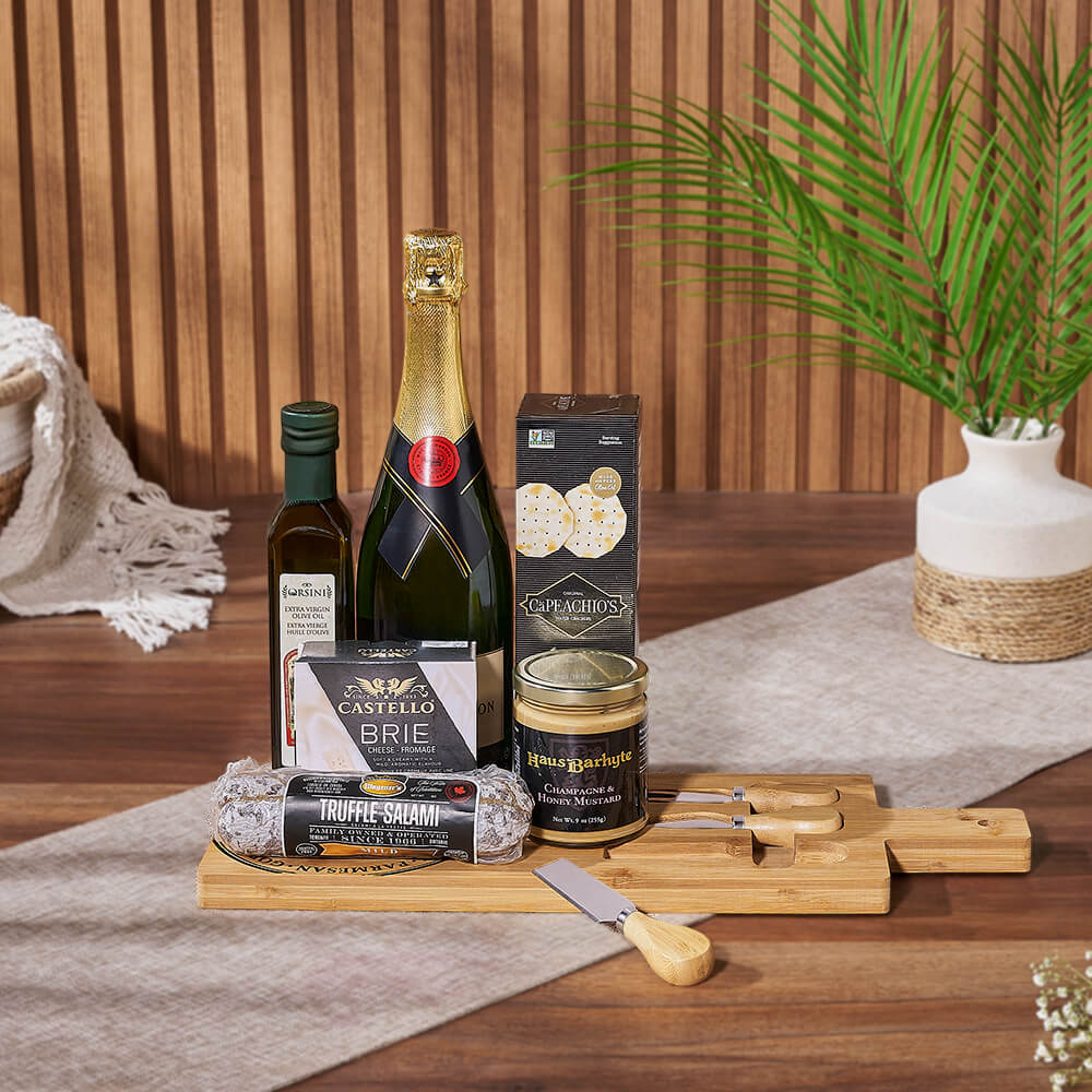 Premium Sparkling Wine Basket with Crackers, Olive Oil, and Cheese Knives – how the gift is presented