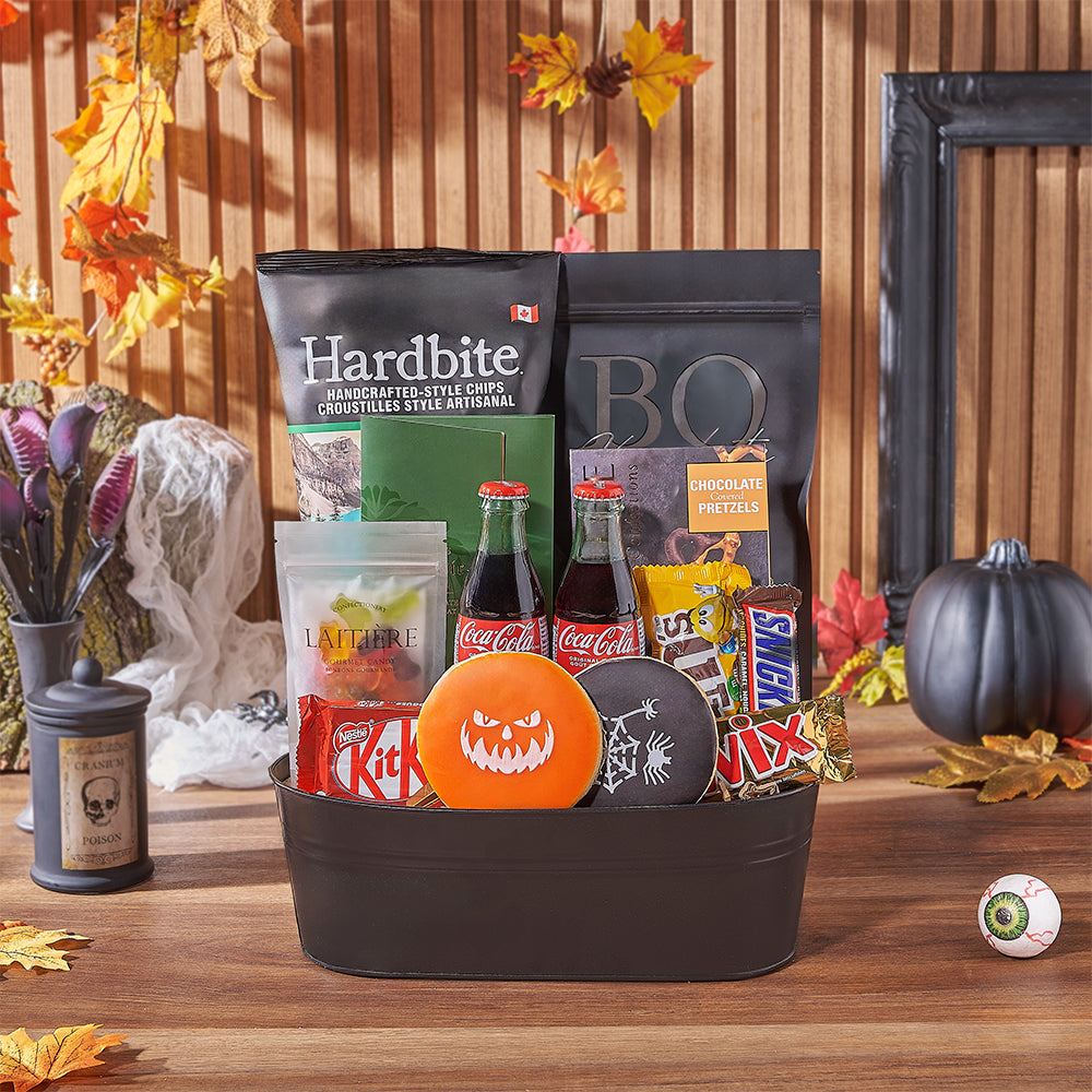Halloween Treat Basket with Snacks – how the gift is presented