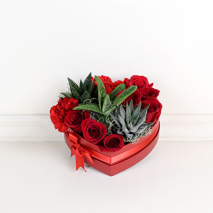 Red Rose and Carnation Box – how the gift is presented