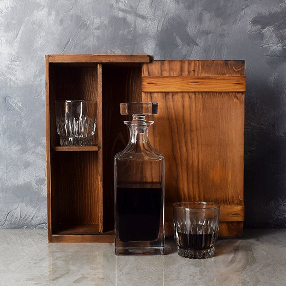 Rustic Liquor Decanter Gift Set in Dark Stain Wooden Box – how the gift is presented
