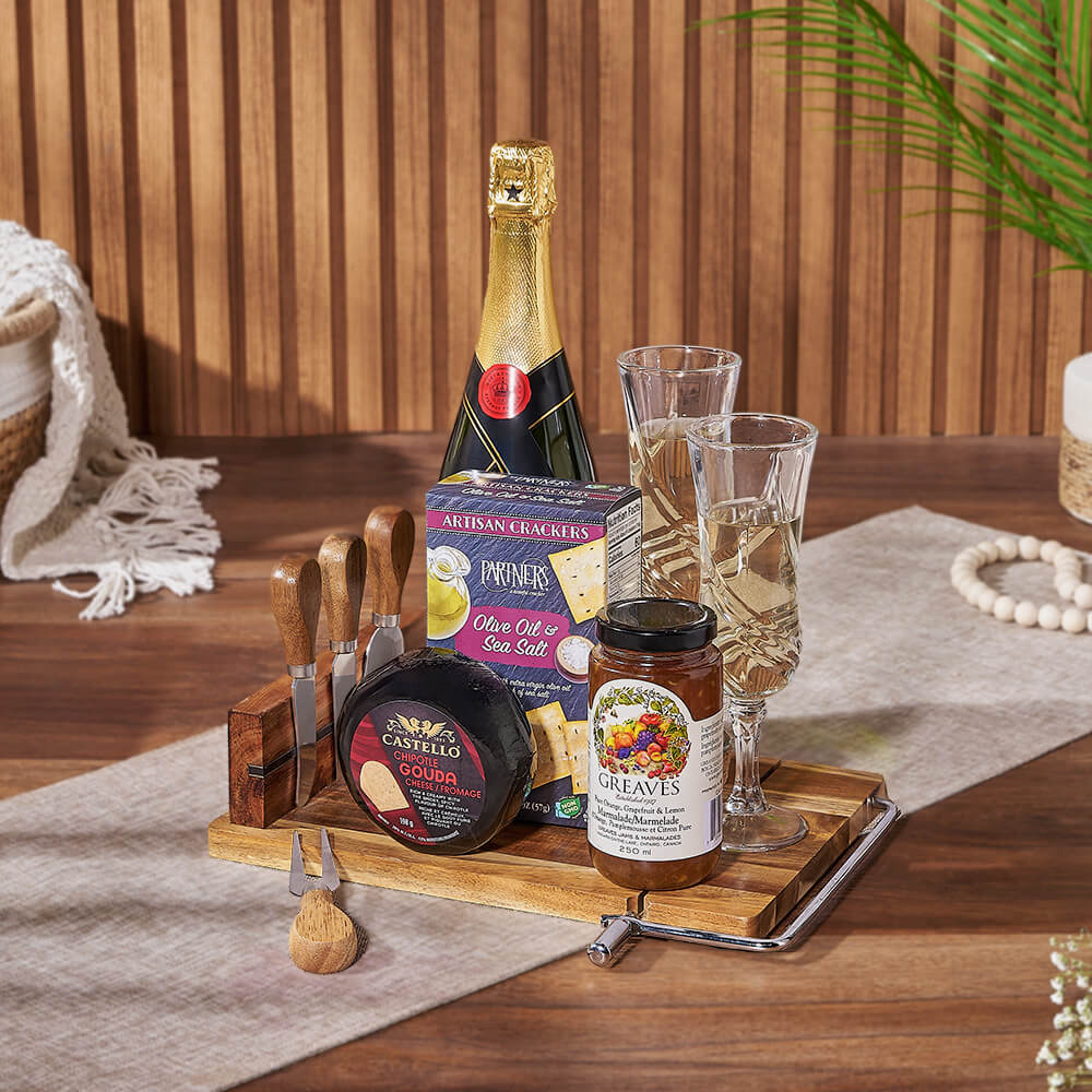 Sparkling Wine Cheese and Marmalade Basket – how the gift is presented