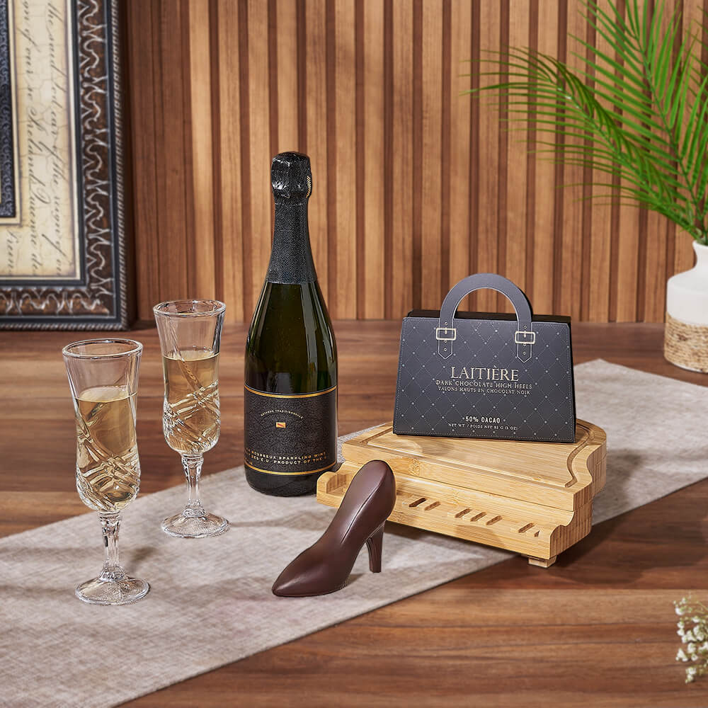Grand Sparkling Wine Gift Basket with Cheese Board and Dark Chocolate – how the gift is presented