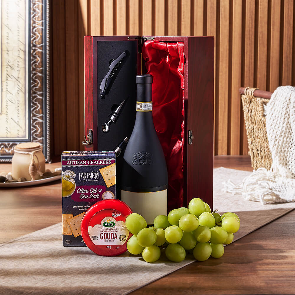 Classic Wine Gift Basket with Green Grapes, Gouda Cheese & Crackers – how the gift is presented